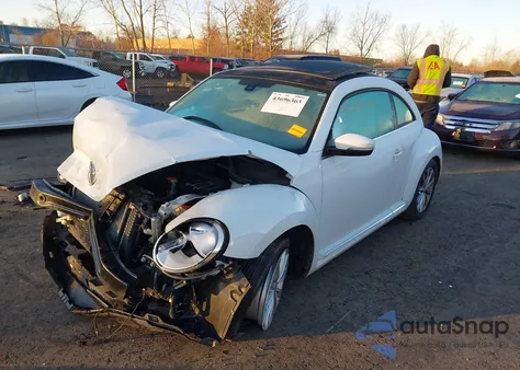 2018 Volkswagen Beetle 2.0T Se из США, поврежденный, VIN 3VWJD7AT7JM711667